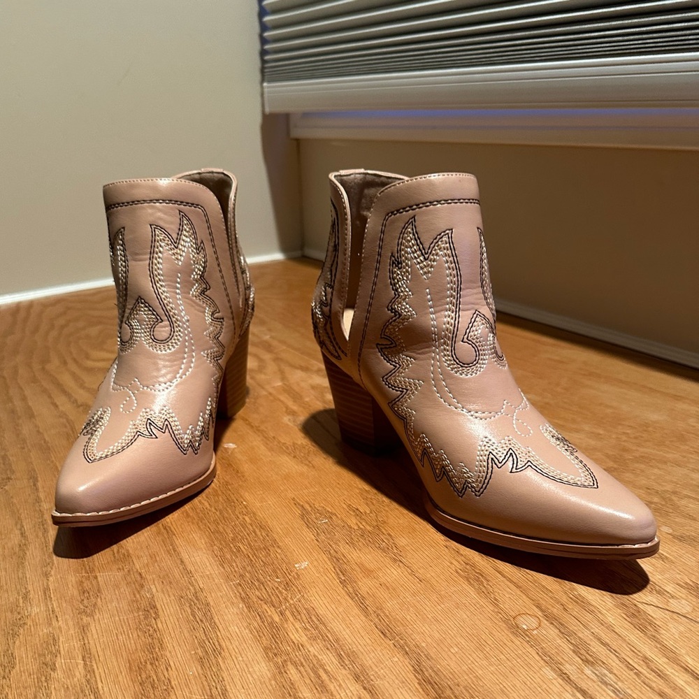 New never worn low rise boots